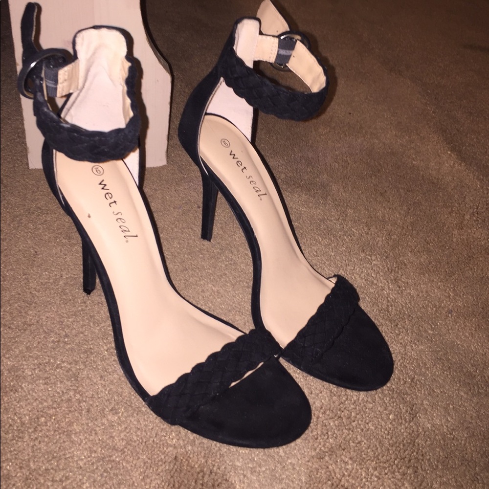 Braided strappy heels / pumps